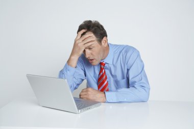 Depresyonda işadamı laptop arıyorum