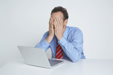 Masa laptop ile depresif iş adamı