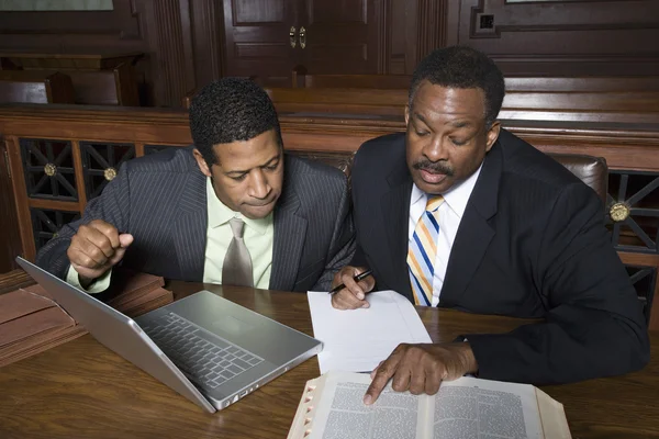 Anwalt mit Geschäftsmann vor Gericht — Stockfoto