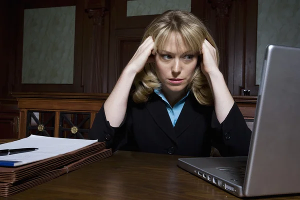 Advogada feminina usando laptop na sala de tribunal — Fotografia de Stock