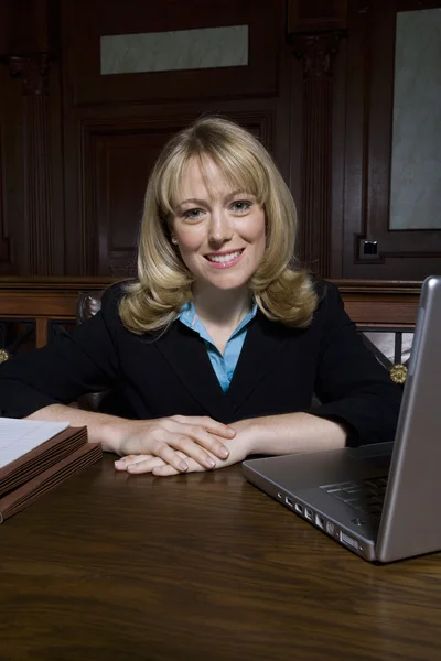 Vrouwelijke voorstander zitten in de rechtszaal — Stockfoto