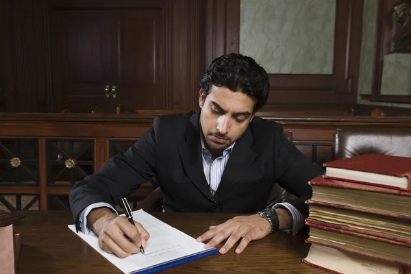 Defensor masculino leyendo libro de ley — Stockfoto