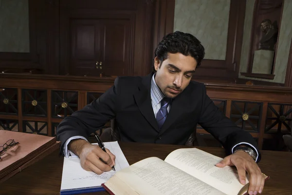 Abogado masculino que lee el libro de ley — Foto de Stock