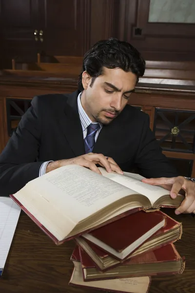 Advocaat lezen van wet boek — Stockfoto