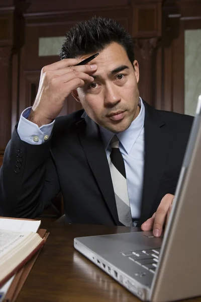 Advogado masculino com laptop — Fotografia de Stock