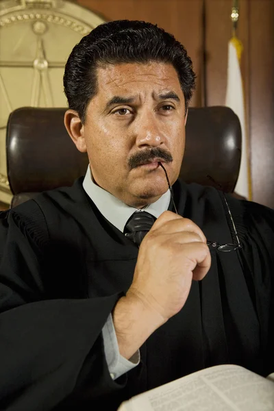 Zamyślony mężczyzna sędzia — Zdjęcie stockowe