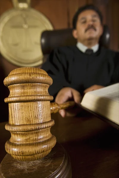 Δικαστής χρησιμοποιώντας σφυρί στην αίθουσα του Δικαστηρίου — Φωτογραφία Αρχείου