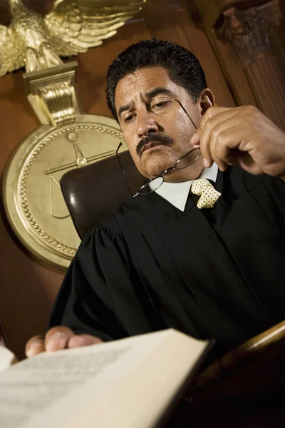 Sędzia czytanie książki prawa — Zdjęcie stockowe