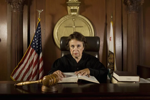 Juiz sentado na sala do tribunal — Fotografia de Stock