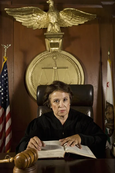 Женщина-судья ссылается на книгу законов — стоковое фото