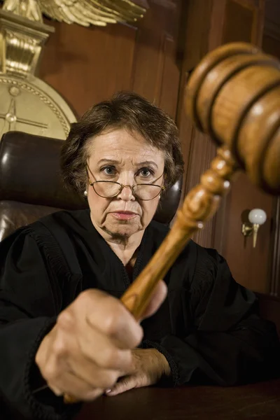 Vrouwelijke rechter kloppen hamer — Stockfoto