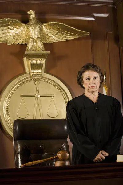 Судья в зале суда — стоковое фото