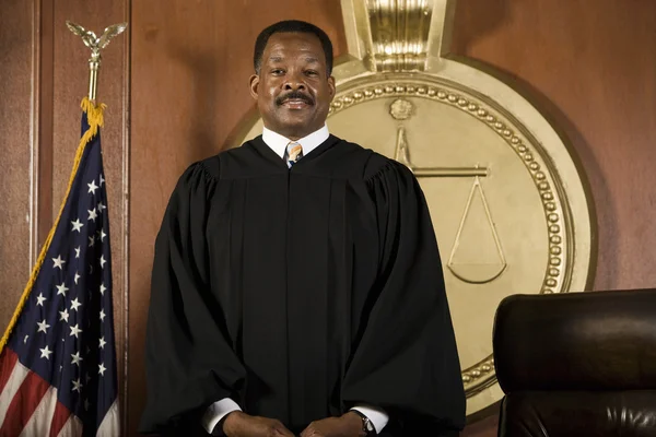 Judge Standing In Courtroom — Stock Photo, Image