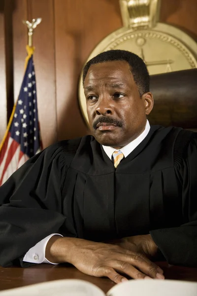 Bíró a tárgyalóteremben ülő — Stock Fotó