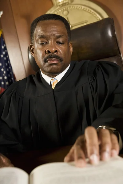 Juiz Referindo-se ao Livro da Lei — Fotografia de Stock