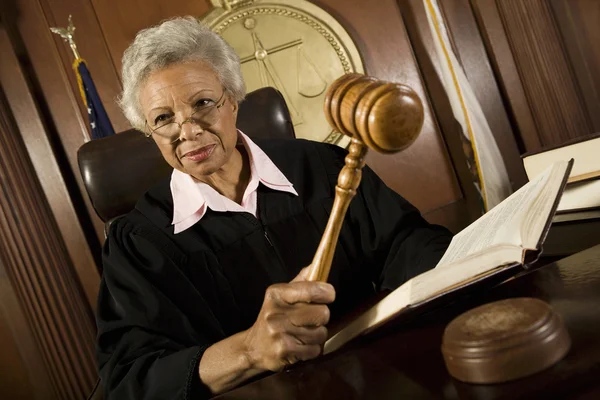 Juez sosteniendo mazo en la sala del tribunal —  Fotos de Stock