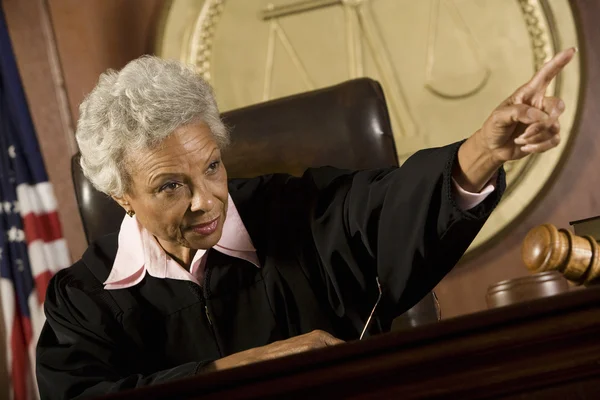 Sędzia wskazuje w sali — Zdjęcie stockowe