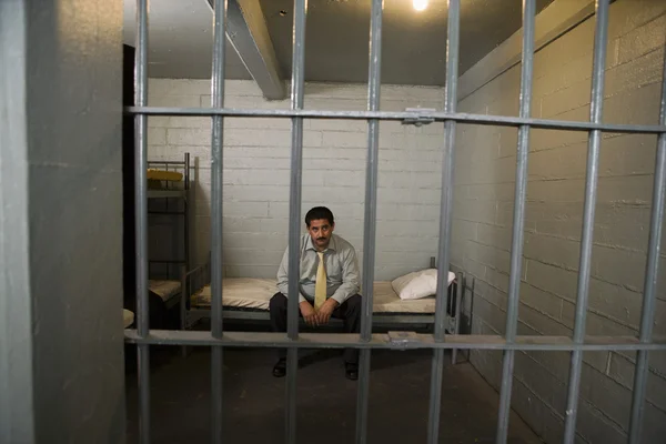 刑務所のベッドに座って刑事 — ストック写真