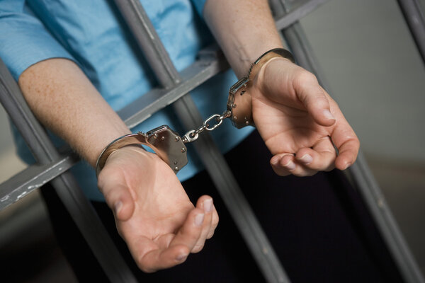 Criminal esposado a las barras — Foto de Stock