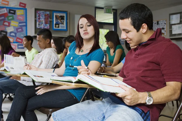 High schoolstudent probeert te lezen buurman antwoorden — Stockfoto