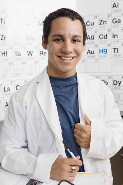 Homme étudiant en classe de sciences — Photo