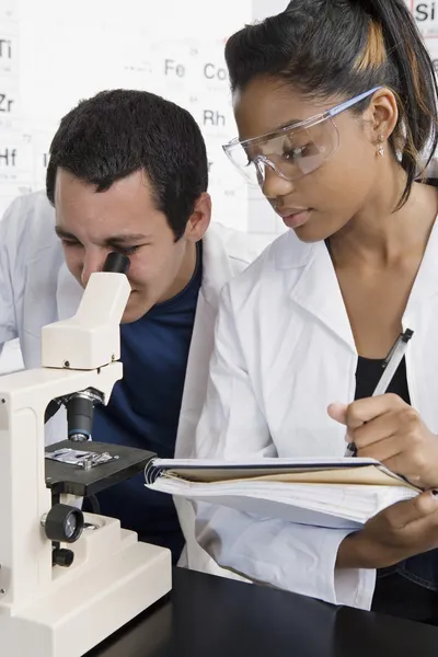 Studenten in de wetenschap klasse — Stockfoto