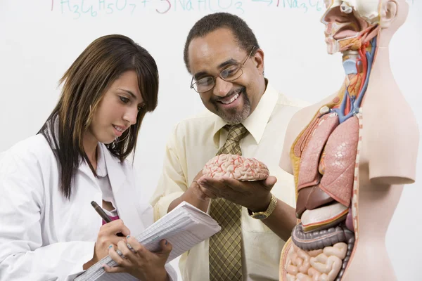 Professeure assistant une étudiante dans un laboratoire de sciences — Photo