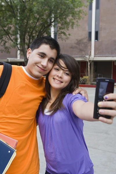 Estudantes do ensino médio tomando auto retrato — Fotografia de Stock