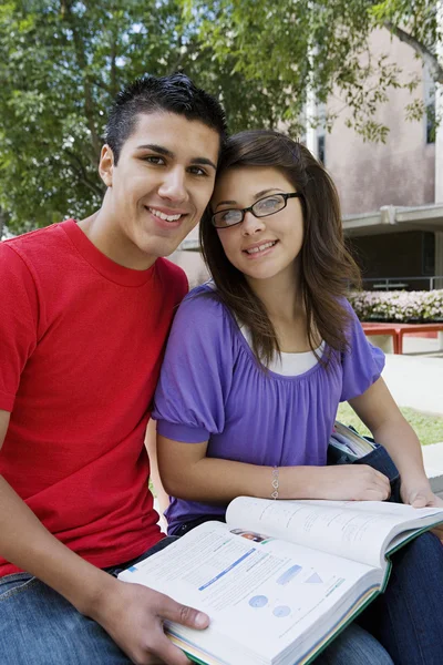 Estudantes do ensino médio estudando — Fotografia de Stock