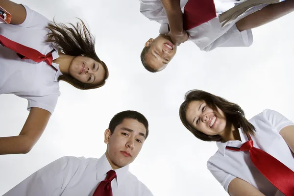 Glada gymnasieelever tittar ner — Stockfoto