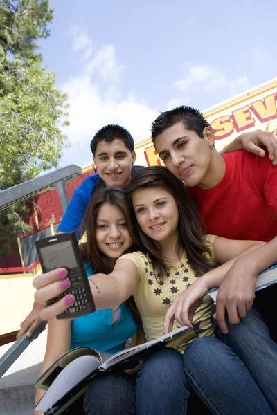 Estudantes do ensino médio tomando auto retrato — Fotografia de Stock