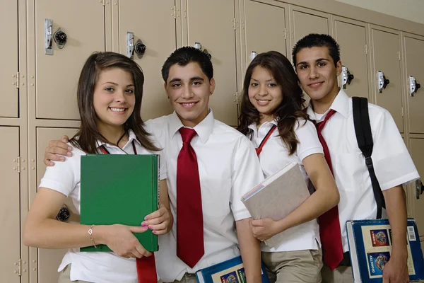 Estudantes do ensino médio ao lado armários da escola — Fotografia de Stock