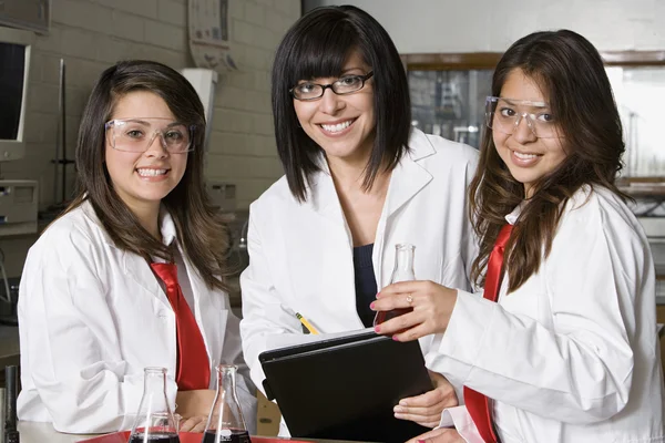 Studenty středních škol s profesorem v chemické laboratoři — Stock fotografie