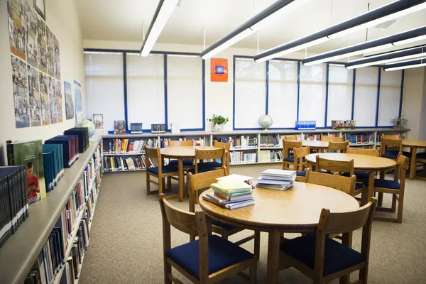 Studiezaal van de middelbare school bibliotheek — Stockfoto