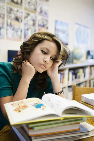 Estudiante mujer leyendo libro en la biblioteca — Foto de Stock