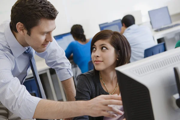 Enseignant aidant étudiant dans le laboratoire informatique — Photo