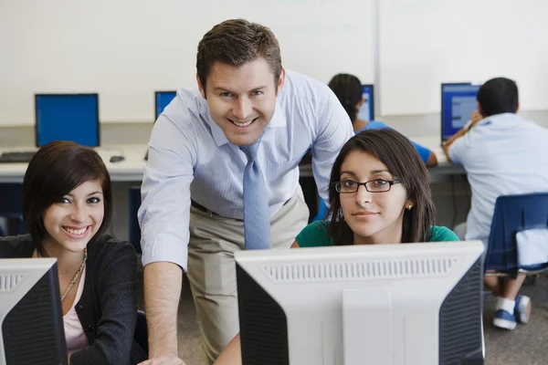 Lehrer und Schüler im Computerraum — Stockfoto