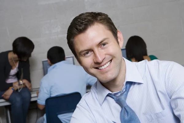 Glücklicher Professor im Computerlabor — Stockfoto