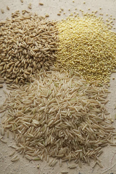 Búza és zab, barna rizs — Stock Fotó