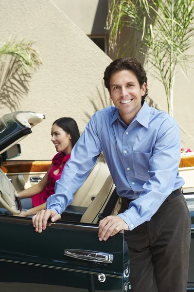 Hombre sentado en la tecla auto convertible — Stockfoto