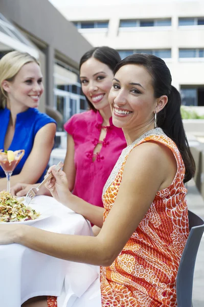 Mujeres amigas comiendo juntas —  Fotos de Stock