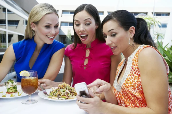 Female Friends reading text message — Stock Photo, Image