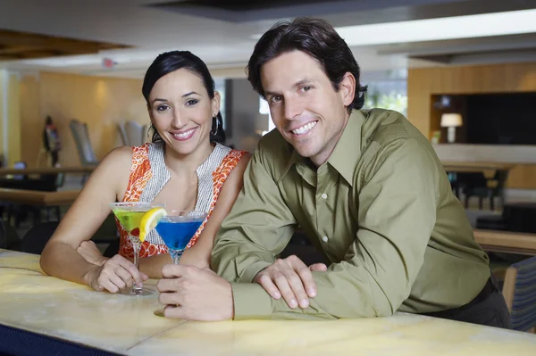 Pareja feliz disfrutando de Martinis — Foto de Stock