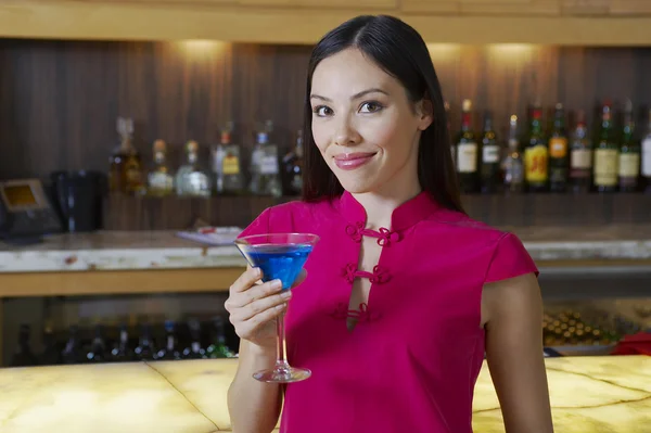 Mulher bebendo um Martini azul — Fotografia de Stock