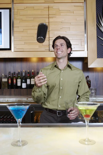 Barman jetant shaker dans les airs — Photo