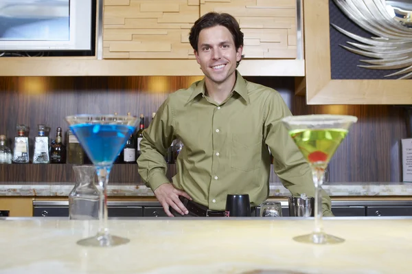 Barista in piedi dietro il bancone del bar — Foto Stock