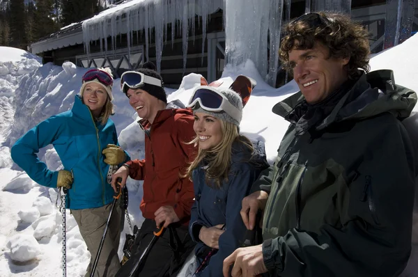 Amis joyeux avec équipement de ski — Photo