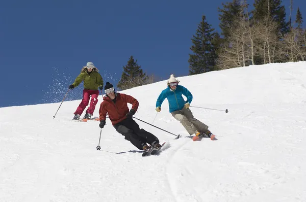 Skiërs afdaling skiën — Stockfoto