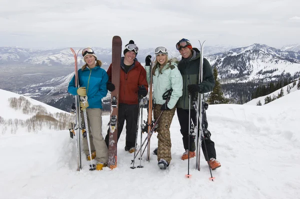 Skiërs op berg houden Ski 's — Stockfoto