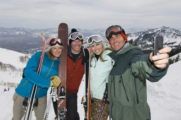 Esquiadores tomando auto retrato — Fotografia de Stock